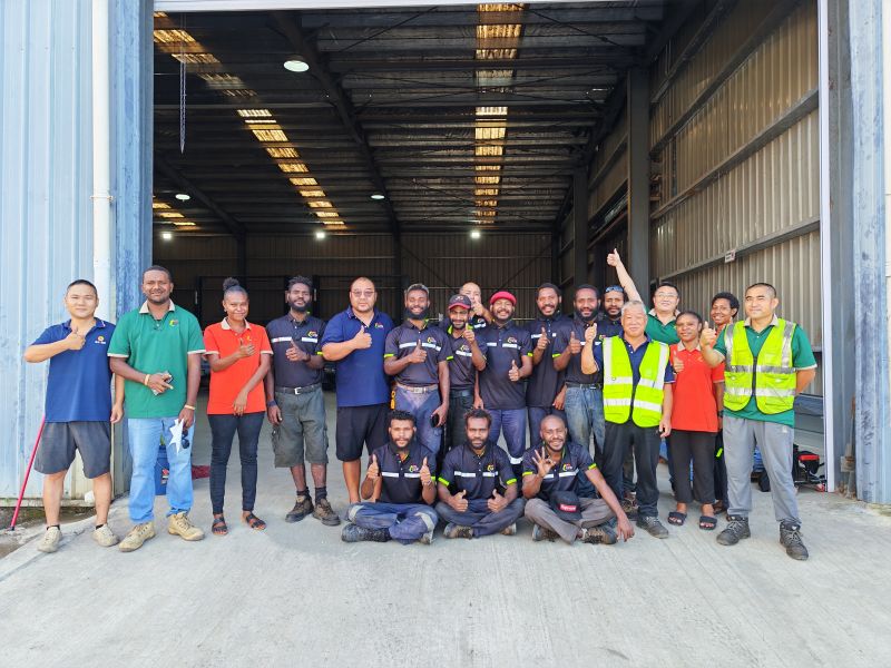 巴布亚新几内亚-汽修厂吃住工作现场